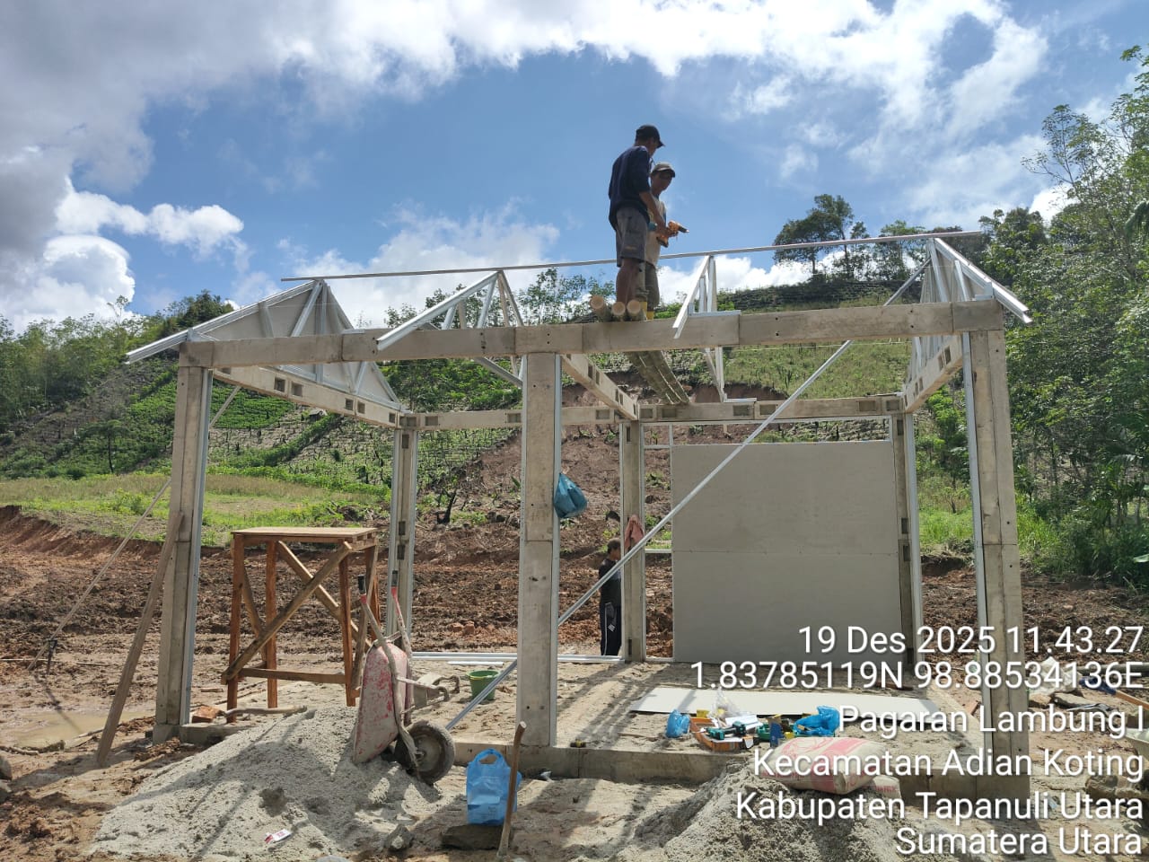 Rumah contoh huntara di Desa Sibalanga, Kecamatan Adian Koting, Kabupaten Tapanuli Utara, Sumut, menjadi acuan pembangunan hunian yang aman, layak, dan tangguh bencana bagi masyarakat terdampak, sekaligus menghadirkan harapan baru dalam proses pemulihan pascabencana, Jumat (19/12/2025). (Foto: Dok. BNPB)