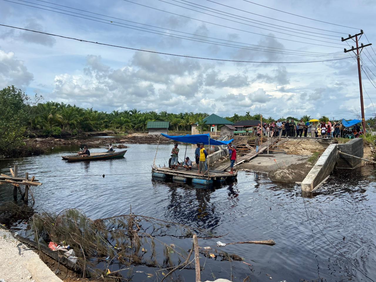 Wapres Gibran Rakabuming melihat jembatan yang putus di Desa Gosong Telaga Barat, Kabupaten Aceh Singkil, Provinsi Aceh, pada Kamis (4/12/2025). (Foto: Dok. BNPB)