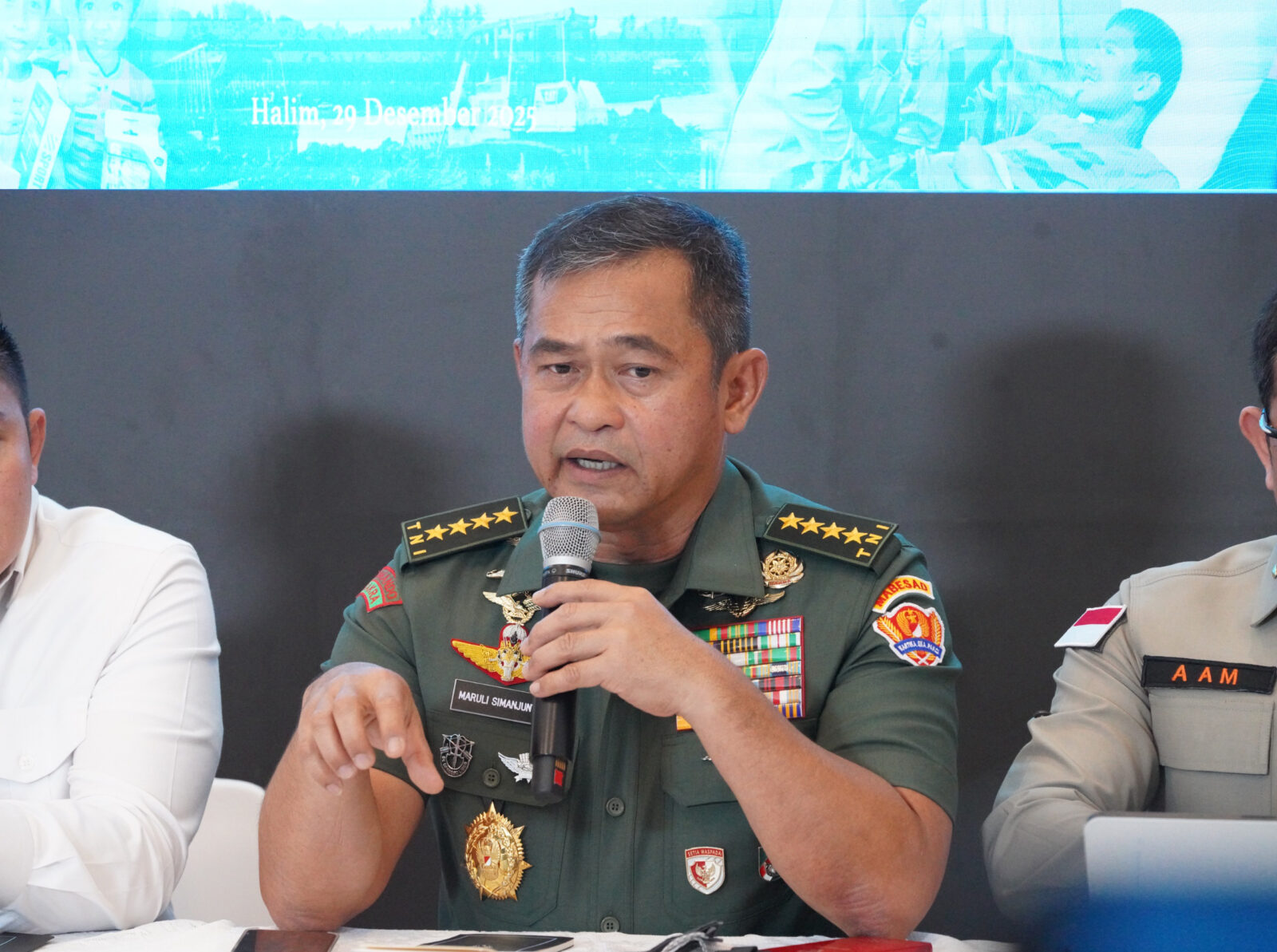 KSAD Jenderal TNI Maruli Simanjuntak saat konferensi pers satu bulan penanganan bencana Sumatera di Posko Terpadu Lanud Halim Perdanakusuma, Jakarta, Senin, 29 Desember 2025. (Sumber Foto: Dispenad/tniad.mil.id)