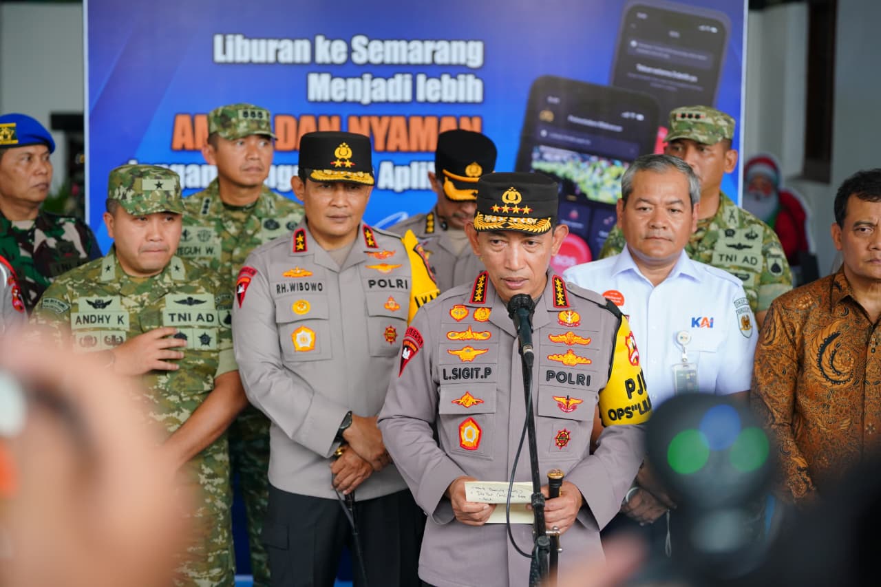 Kapolri Jenderal Polisi Listyo Sigit Prabowo saat meninjau Stasiun Tawang, Kota Semarang, Jawa Tengah, Minggu (21/12/2025). (Sumber Foto: tribratanews.polri.go.id)