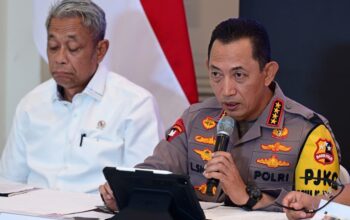 Kapolri Jenderal Pol. Listyo Sigit Prabowo saat konferensi pers mengenai pemulihan dan rencana strategis pascabencana di Posko Terpadu Lanud Halim Perdanakusuma, Jakarta, Senin, 29 Desember 2025. (Foto: Dok. BPMI Setpres)