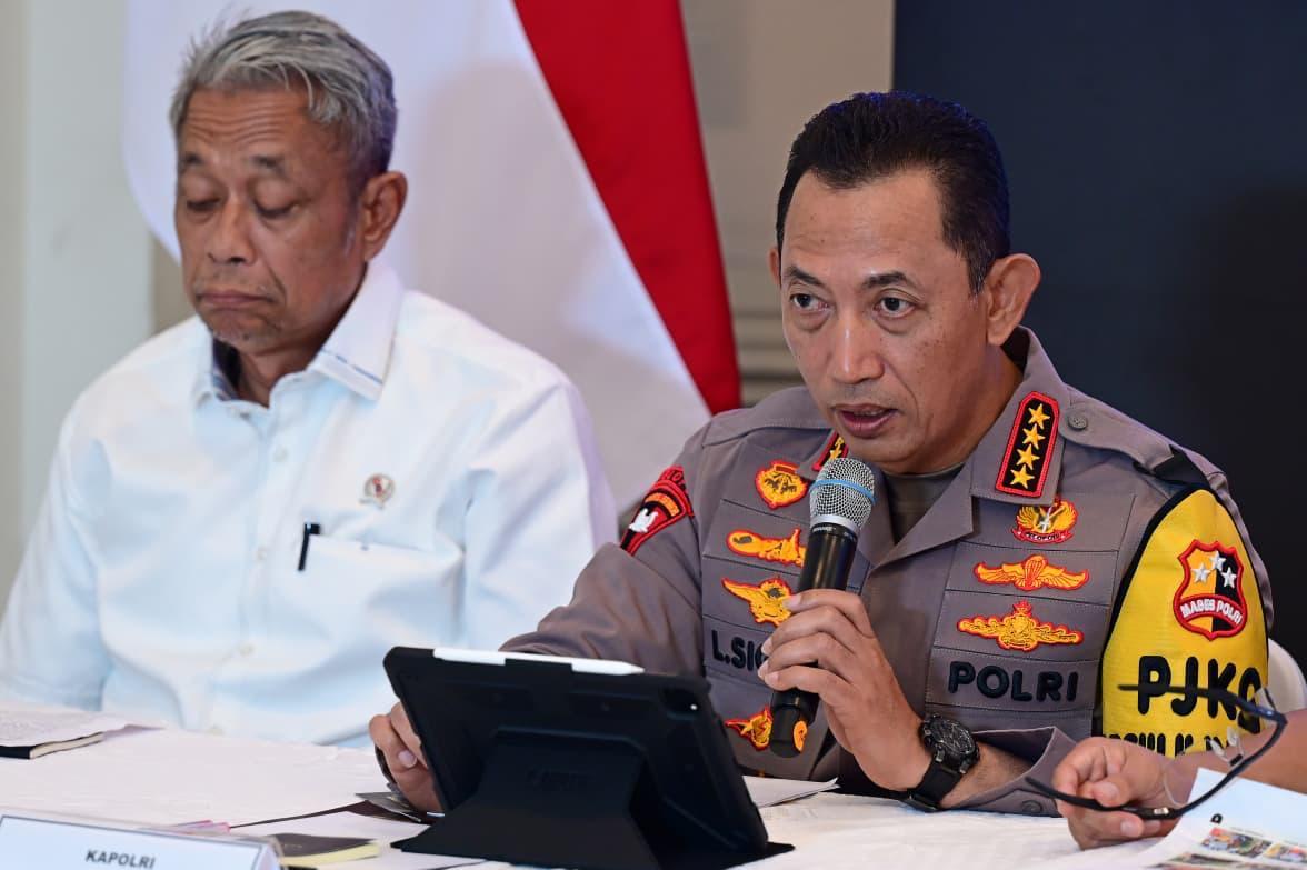 Kapolri Jenderal Pol. Listyo Sigit Prabowo saat konferensi pers mengenai pemulihan dan rencana strategis pascabencana di Posko Terpadu Lanud Halim Perdanakusuma, Jakarta, Senin, 29 Desember 2025. (Foto: Dok. BPMI Setpres)