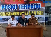 Kapusdatin BNPB Abdul Muhari menyampaikan perkembangan terbaru pengananan bencana di 3 provinsi di Sumatera dari Lanud Sultan Iskandar Muda, Aceh Besar, Provinsi Aceh. (Tangkapan layar saluran resmi BNPB di YouTube, @bnpb_indonesia)