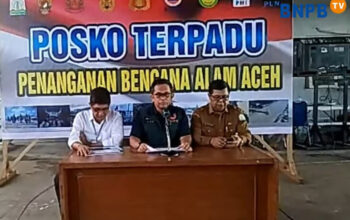 Kapusdatin BNPB Abdul Muhari menyampaikan perkembangan terbaru pengananan bencana di 3 provinsi di Sumatera dari Lanud Sultan Iskandar Muda, Aceh Besar, Provinsi Aceh. (Tangkapan layar saluran resmi BNPB di YouTube, @bnpb_indonesia)