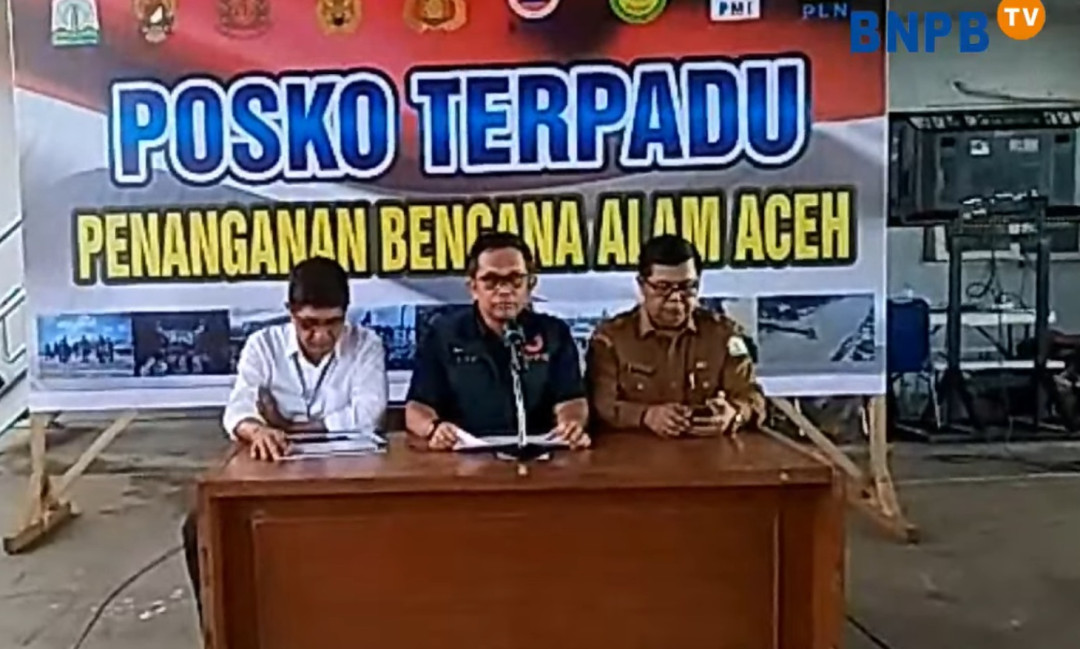 Kapusdatinkom BNPB Abdul Muhari menyampaikan perkembangan terbaru pengananan bencana di 3 provinsi di Sumatera dari Lanud Sultan Iskandar Muda, Aceh Besar, Provinsi Aceh. (Tangkapan layar saluran resmi BNPB di YouTube, @bnpb_indonesia)