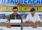 Kapusdatinkom BNPB Abdul Muhari saat konferensi pers di Posko Terpadu Penanganan Bencana di Lanud Sultan Iskandar Muda, Blang Bintang, Kabupaten Aceh Besar, Provinsi Aceh, Kamis (4/12/2025). (Tangkapan layar saluran resmi BNPB di YouTube)