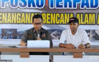 Kapusdatinkom BNPB Abdul Muhari saat konferensi pers di Posko Terpadu Penanganan Bencana di Lanud Sultan Iskandar Muda, Blang Bintang, Kabupaten Aceh Besar, Provinsi Aceh, Kamis (4/12/2025). (Tangkapan layar saluran resmi BNPB di YouTube)