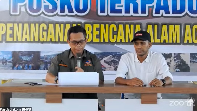 Kapusdatinkom BNPB Abdul Muhari saat konferensi pers di Posko Terpadu Penanganan Bencana di Lanud Sultan Iskandar Muda, Blang Bintang, Kabupaten Aceh Besar, Provinsi Aceh, Kamis (4/12/2025). (Tangkapan layar saluran resmi BNPB di YouTube)