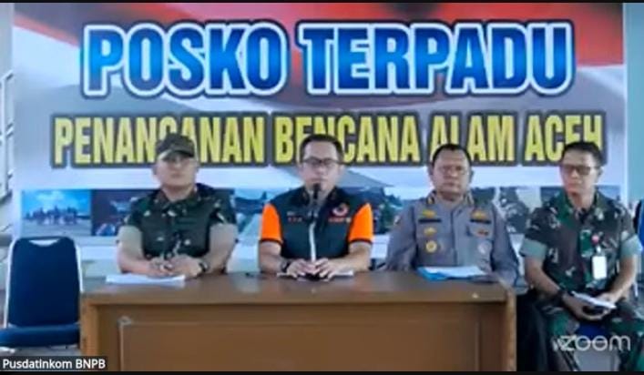 Kapusdatinkom BNPB Abdul Muhari melaporkan perkembangan terbaru penanganan bencana di 3 provinsi di Sumatera dari Lanud Sultan Iskandar Muda, Aceh Besar, Provinsi Aceh. (Tangkapan layar saluran resmi BNPB di YouTube, @bnpb_indonesia)