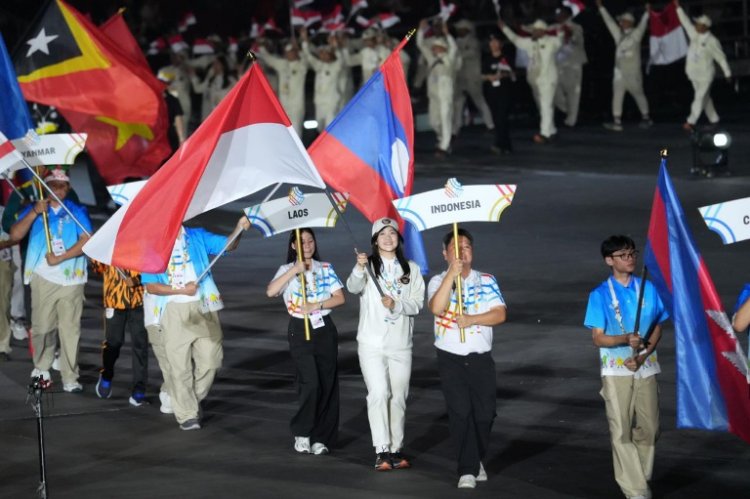 SEA Games 2025 Thailand resmi berakhir, acara closing ceremony yang berlangsung di Stadion Rajamangala, Bangkok, Thailand pada Sabtu (20/12/205) malam berlangsung meriah dengan perpaduan musik, cahaya, dan ritual tradisi yang menegaskan berakhirnya pesta olahraga terbesar di Asia Tenggara tersebut. (Sumber Foto: Herry/kemenpora.go.id)