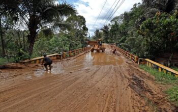 Kondisi jalan lintas Tarutung-Padang Sidempuan kilometer 12 hingga Batu Jomba, Sipirok, Tapanuli Selatan, Sumatera Utara, Senin (1/12/2025). (Foto: Dok. BNPB)