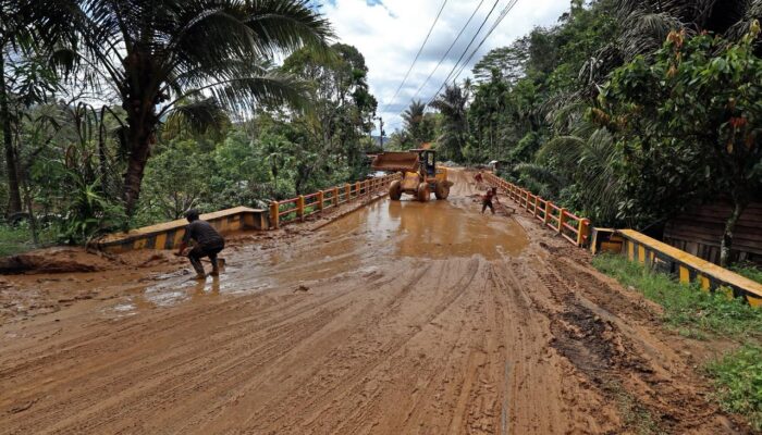 Jalan Lintas Tarutung Menuju Padang Sidempuan Bisa Dilalui Kendaraan Kecil, Distribusi Logistik Bencana Kian Lancar