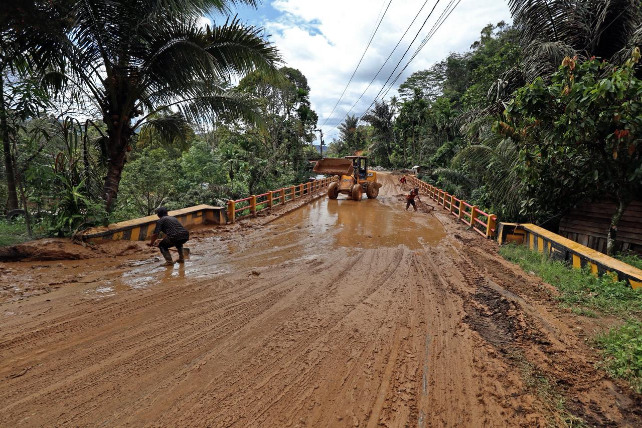 Kondisi jalan lintas Tarutung-Padang Sidempuan kilometer 12 hingga Batu Jomba, Sipirok, Tapanuli Selatan, Sumatera Utara, Senin (1/12/2025). (Foto: Dok. BNPB)