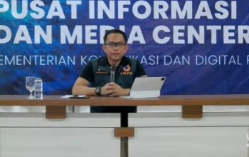 Kepala Pusdatinkom BNPB Abdul Muhari menggelar konferensi pers di Pusat Informasi dan Media Center Komdigi di lobi Kantor Gubernur Aceh, Kota Banda Aceh, Minggu (14/12/2025). (Tangkapan layar saluran resmi BNPB di YouTube)