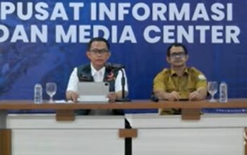 Kepala Pusdatinkom BNPB Abdul Muhari menggelar konferensi pers di Pusat Informasi dan Media Center Komdigi di lobi Kantor Gubernur Aceh, Kota Banda Aceh, Senin (15/12/2025). (Tangkapan layar saluran resmi BNPB di YouTube)