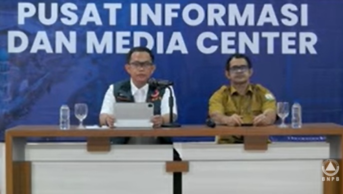 Kepala Pusdatinkom BNPB Abdul Muhari menggelar konferensi pers di Pusat Informasi dan Media Center Komdigi di lobi Kantor Gubernur Aceh, Kota Banda Aceh, Senin (15/12/2025). (Tangkapan layar saluran resmi BNPB di YouTube)