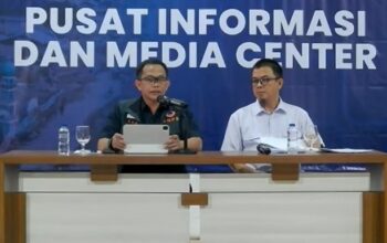 Kepala Pusdatinkom BNPB Abdul Muhari menggelar konferensi pers di Pusat Informasi dan Media Center Komdigi di lobi Kantor Gubernur Aceh, Kota Banda Aceh, Selasa (16/12/2025). (Tangkapan layar saluran resmi BNPB di YouTube)
