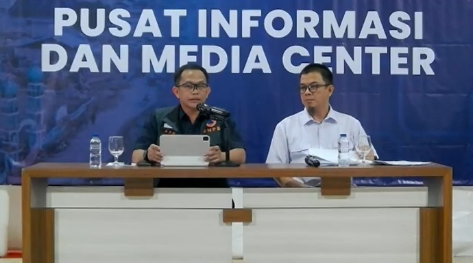 Kepala Pusdatinkom BNPB Abdul Muhari menggelar konferensi pers di Pusat Informasi dan Media Center Komdigi di lobi Kantor Gubernur Aceh, Kota Banda Aceh, Selasa (16/12/2025). (Tangkapan layar saluran resmi BNPB di YouTube)