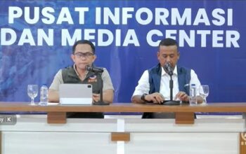 Kapusdatinkom BNPB Abdul Muhari menggelar konferensi pers di Pusat Informasi dan Media Center Komdigi di lobi Kantor Gubernur Aceh, Kota Banda Aceh, Rabu (17/12/2025). (Tangkapan layar saluran resmi BNPB di YouTube)