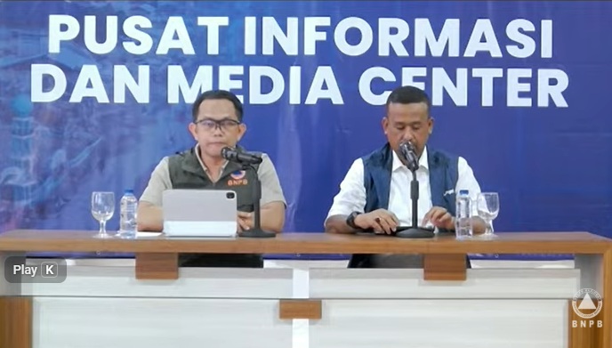 Kapusdatinkom BNPB Abdul Muhari menggelar konferensi pers di Pusat Informasi dan Media Center Komdigi di lobi Kantor Gubernur Aceh, Kota Banda Aceh, Rabu (17/12/2025). (Tangkapan layar saluran resmi BNPB di YouTube)