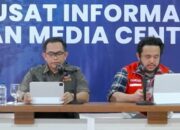 Kapusdatinkom BNPB Abdul Muhari (kiri) menggelar konferensi pers di Pusat Informasi dan Media Center Komdigi di lobi Kantor Gubernur Aceh, Kota Banda Aceh, Kamis (18/12/2025). (Tangkapan layar saluran resmi BNPB di YouTube)