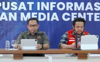 Kapusdatinkom BNPB Abdul Muhari (kiri) menggelar konferensi pers di Pusat Informasi dan Media Center Komdigi di lobi Kantor Gubernur Aceh, Kota Banda Aceh, Kamis (18/12/2025). (Tangkapan layar saluran resmi BNPB di YouTube)