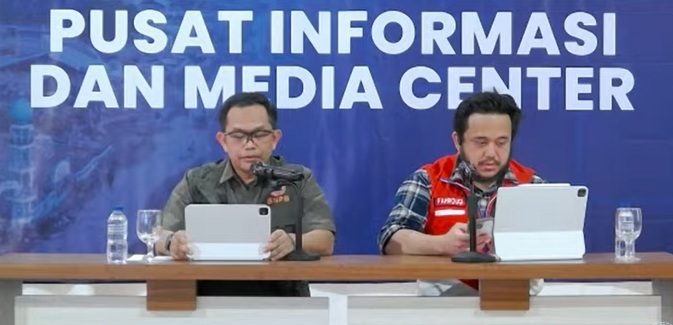 Kapusdatinkom BNPB Abdul Muhari (kiri) menggelar konferensi pers di Pusat Informasi dan Media Center Komdigi di lobi Kantor Gubernur Aceh, Kota Banda Aceh, Kamis (18/12/2025). (Tangkapan layar saluran resmi BNPB di YouTube)