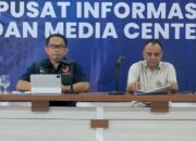 Kapusdatinkom BNPB Abdul Muhari (kiri) menggelar konferensi pers di Pusat Informasi dan Media Center Komdigi di lobi Kantor Gubernur Aceh, Kota Banda Aceh, Jumat (19/12/2025). (Tangkapan layar saluran resmi BNPB di YouTube)
