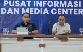 Kapusdatinkom BNPB Abdul Muhari (kiri) menggelar konferensi pers di Pusat Informasi dan Media Center Komdigi di lobi Kantor Gubernur Aceh, Kota Banda Aceh, Jumat (19/12/2025). (Tangkapan layar saluran resmi BNPB di YouTube)