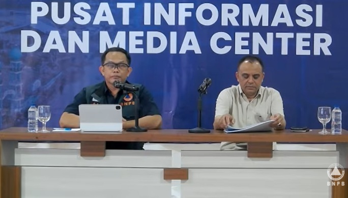 Kapusdatinkom BNPB Abdul Muhari (kiri) menggelar konferensi pers di Pusat Informasi dan Media Center Komdigi di lobi Kantor Gubernur Aceh, Kota Banda Aceh, Jumat (19/12/2025). (Tangkapan layar saluran resmi BNPB di YouTube)