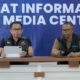 Kapusdatinkom BNPB Abdul Muhari (kiri) menggelar konferensi pers di Pusat Informasi dan Media Center Komdigi di lobi Kantor Gubernur Aceh, Kota Banda Aceh, Sabtu (20/12/2025). (Tangkapan layar saluran resmi BNPB di YouTube)
