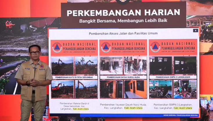 Kapusdatinkom BNPB Abdul Muhari menggelar konferensi pers di Graha BNPB, Jakarta, Minggu (28/12/2025). (Tangkapan layar saluran resmi BNPB di YouTube)