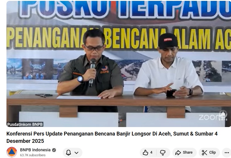Kapusdatinkom BNPB Abdul Muhari saat konferensi pers di Posko Terpadu Penanganan Bencana di Lanud Sultan Iskandar Muda, Blang Bintang, Kabupaten Aceh Besar, Provinsi Aceh, Kamis (4/12/2025). (Tangkapan layar saluran resmi BNPB di YouTube)