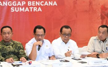 Mendagri Tito Karnavian menyampaikan keterangan pers di Posko Terpadu Penanggulangan Bencana Alam, Lanud Halim Perdanakusuma, Jakarta, Jumat (19/12/2025). (Foto: Dok. BPMI Setpres/Kris)