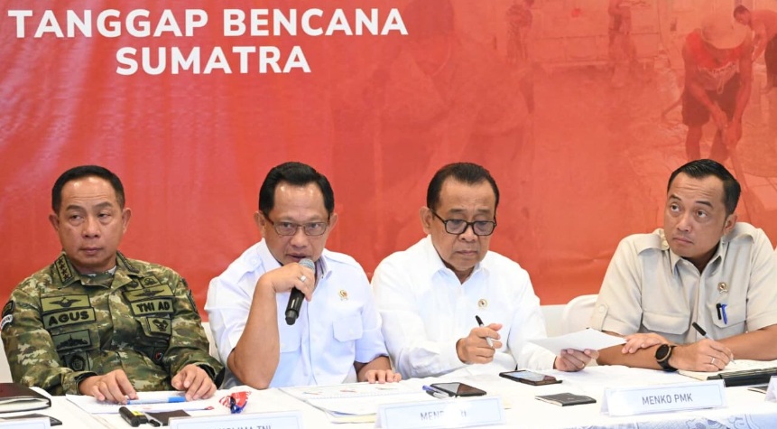 Mendagri Tito Karnavian menyampaikan keterangan pers di Posko Terpadu Penanggulangan Bencana Alam, Lanud Halim Perdanakusuma, Jakarta, Jumat (19/12/2025). (Foto: Dok. BPMI Setpres/Kris)
