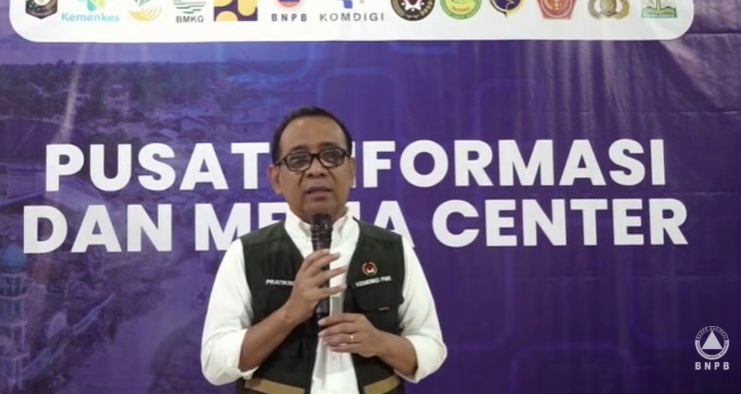 Menko PMK Pratikno menggelar konferensi pers perkembangan terkini penanganan bencana Sumatera secara daring dari Bandara Sultan Iskandar Muda, Blang Bintang, Kabupaten Aceh Besar, Aceh, Kamis (25/12/2025). (Tangkapan layar saluran resmi BNPB di YouTube)