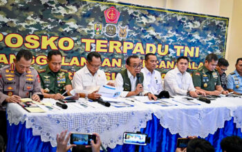 Menko PMK Pratikno bersama petinggi Polri dan TNI menyampaikan keterangan pers di Posko Nasional Penanggulangan Bencana di Lanud Halim Perdanakusuma, Jakarta, pada Rabu, 3 Desember 2025. (Foto: Dok. BPMI Setpres)
