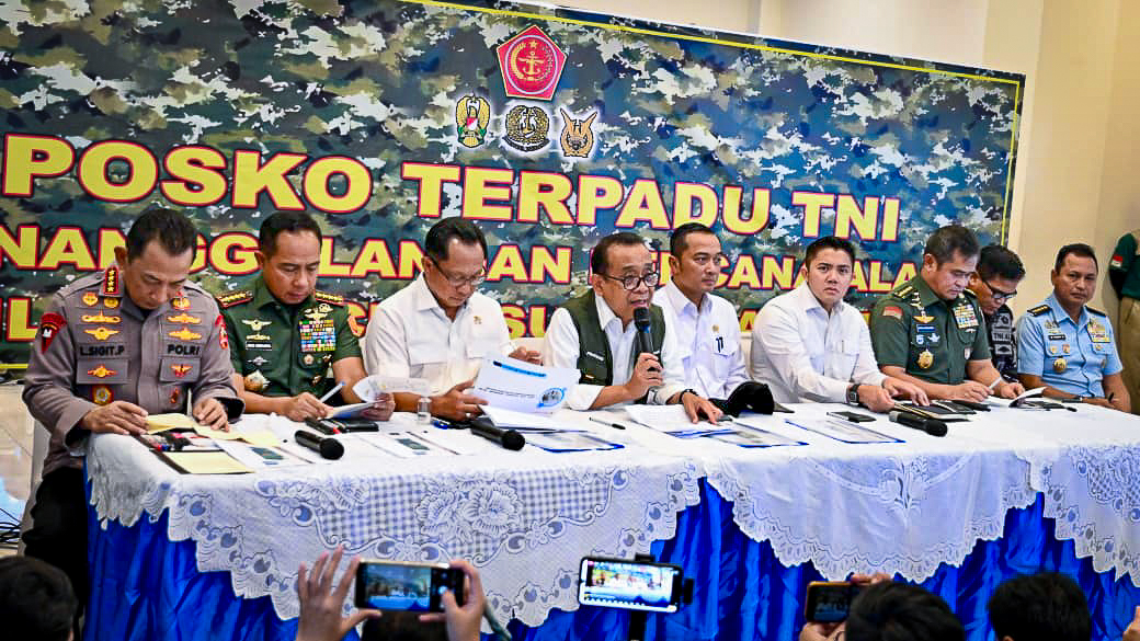 Menko PMK Pratikno bersama petinggi Polri dan TNI menyampaikan keterangan pers di Posko Nasional Penanggulangan Bencana di Lanud Halim Perdanakusuma, Jakarta, pada Rabu, 3 Desember 2025. (Foto: Dok. BPMI Setpres)