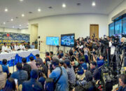 Menko Pratikno menyampaikan keterangan pers di Posko Nasional Penanggulangan Bencana di Lanud Halim Perdanakusuma, Jakarta, pada Rabu, 3 Desember 2025. (Foto: Dok. BPMI Setpres)