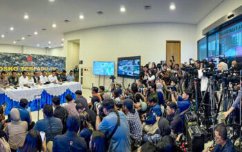Menko Pratikno menyampaikan keterangan pers di Posko Nasional Penanggulangan Bencana di Lanud Halim Perdanakusuma, Jakarta, pada Rabu, 3 Desember 2025. (Foto: Dok. BPMI Setpres)