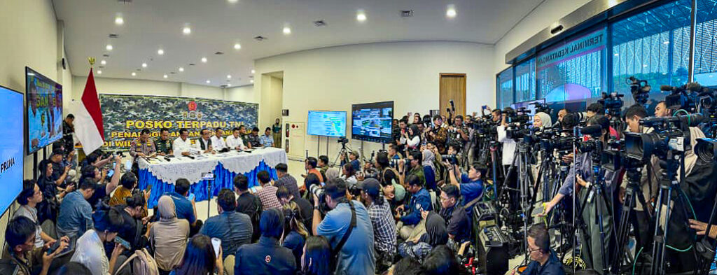 Menko Pratikno menyampaikan keterangan pers di Posko Nasional Penanggulangan Bencana di Lanud Halim Perdanakusuma, Jakarta, pada Rabu, 3 Desember 2025. (Foto: Dok. BPMI Setpres)