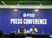 Ketua Badan Tim Nasional PSSI Sumardji (kanan) dan anggota Exco PSSI Endri Erawan (kiri) saat konferensi pers terkait hasil SEA Games 2025 Thailand. (Sumber Foto: pssi.org)