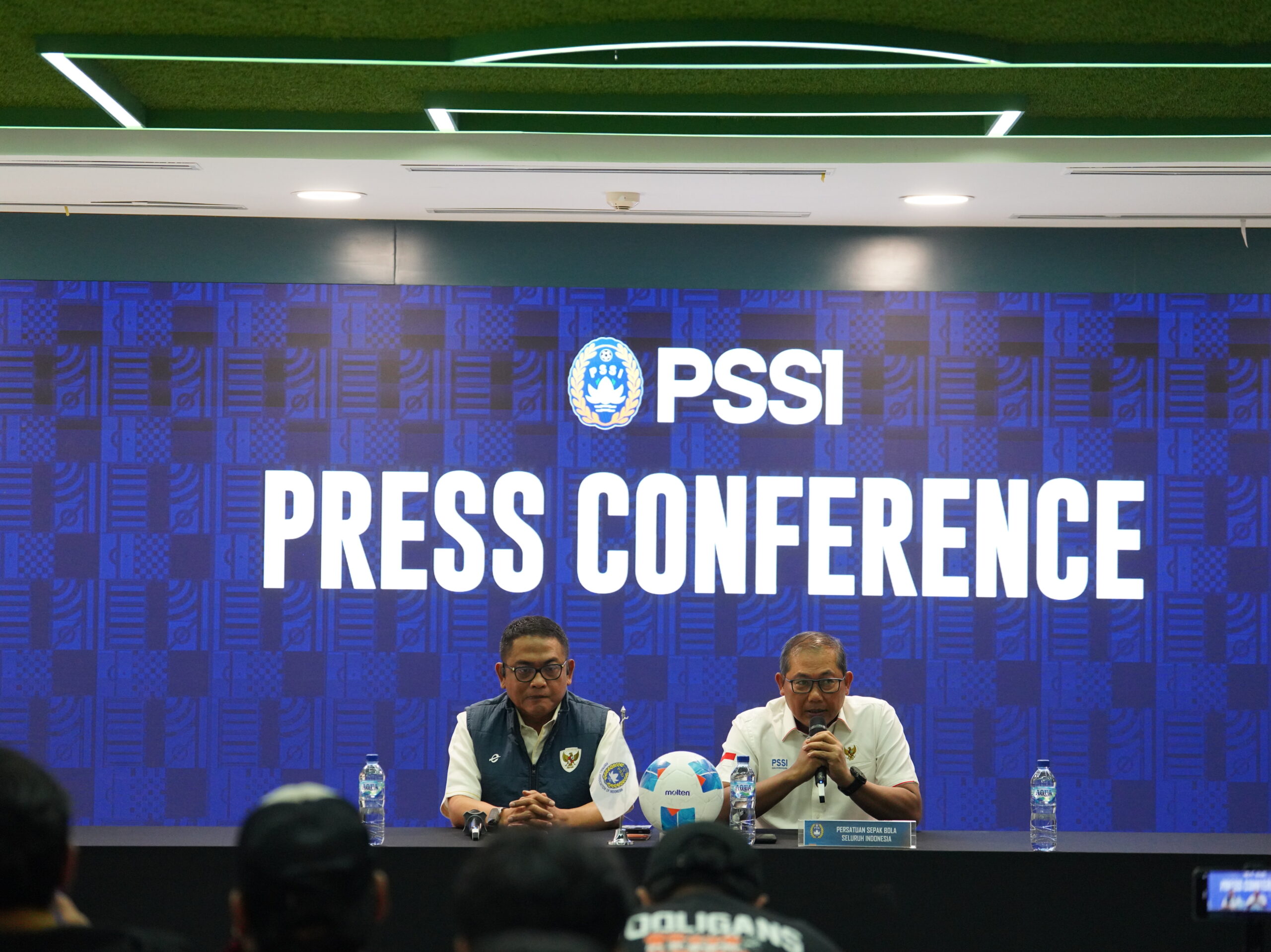 Ketua Badan Tim Nasional PSSI Sumardji (kanan) dan anggota Exco PSSI Endri Erawan (kiri) saat konferensi pers terkait hasil SEA Games 2025 Thailand. (Sumber Foto: pssi.org)