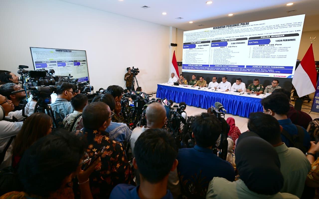 Para menteri dan pejabat terkait menyampaikan keterangannya dalam konferensi pers yang digelar di Posko Terpadu Lanud Halim Perdanakusuma, Jakarta, Senin, 29 Desember 2025. (Foto: Dok. BPMI Setpres/Muchlis Jr)