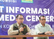 Kepala Pusdatin BNPB Abdul Muhari (kiri) bersama Kepala Dinas Pangan Aceh Surya Rayendra (kanan) menyampaikan keterangan pers terkait Update Kondisi penanganan tanggap bencana Provinsi Aceh di Pusat Informasi dan Media Center Komdigi, Banda Aceh, Sabtu (13/12/2025). (Foto: Dok. KPM/Komdigi)