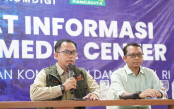 Kepala Pusdatin BNPB Abdul Muhari (kiri) bersama Kepala Dinas Pangan Aceh Surya Rayendra (kanan) menyampaikan keterangan pers terkait Update Kondisi penanganan tanggap bencana Provinsi Aceh di Pusat Informasi dan Media Center Komdigi, Banda Aceh, Sabtu (13/12/2025). (Foto: Dok. KPM/Komdigi)
