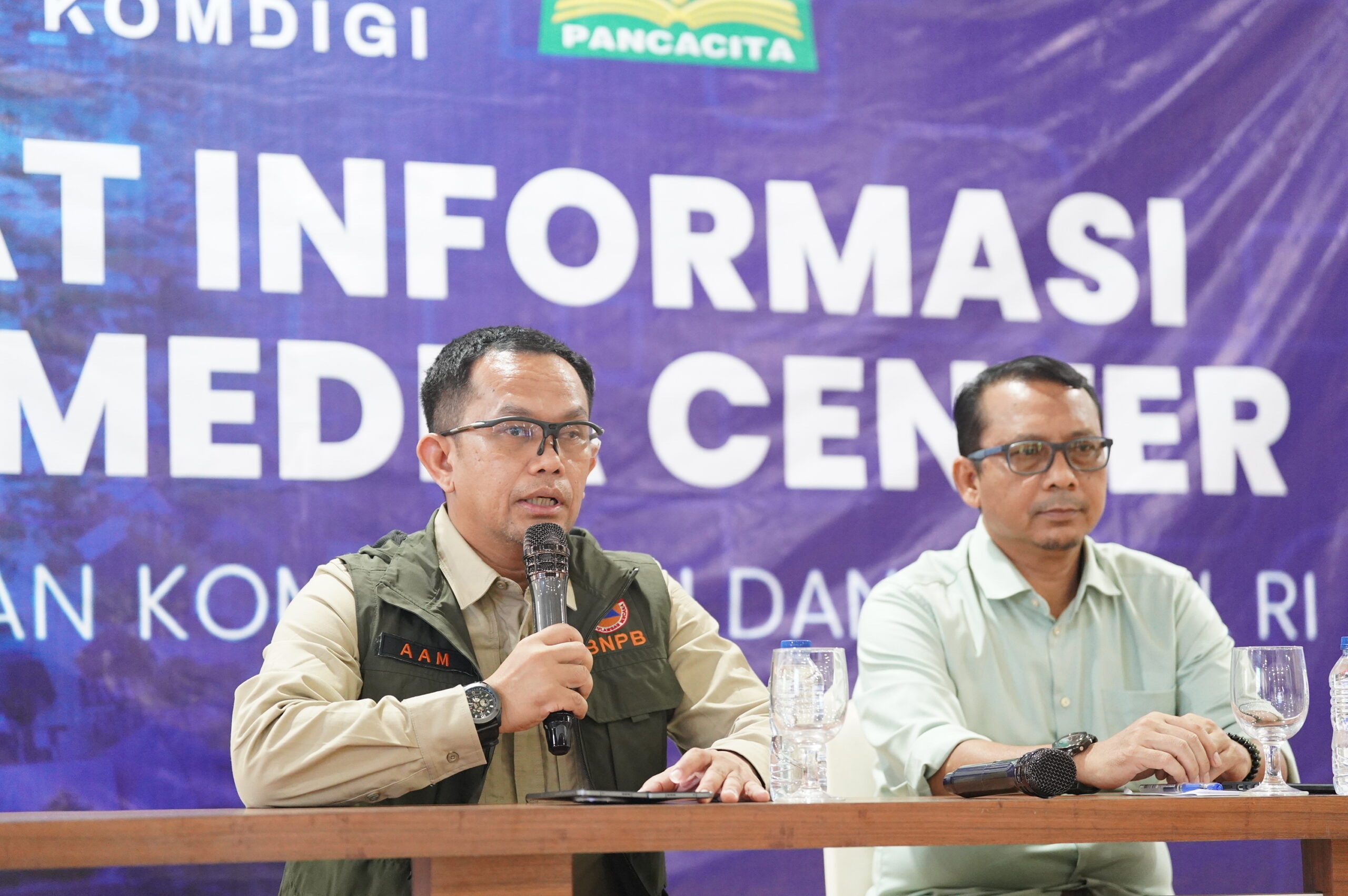 Kepala Pusdatin BNPB Abdul Muhari (kiri) bersama Kepala Dinas Pangan Aceh Surya Rayendra (kanan) menyampaikan keterangan pers terkait Update Kondisi penanganan tanggap bencana Provinsi Aceh di Pusat Informasi dan Media Center Komdigi, Banda Aceh, Sabtu (13/12/2025). (Foto: Dok. KPM/Komdigi)