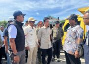 Wapres Gibran Rakabuming melihat jembatan yang putus di Desa Gosong Telaga Barat, Kabupaten Aceh Singkil, Provinsi Aceh, pada Kamis (4/12/2025). (Foto: Dok. BNPB)