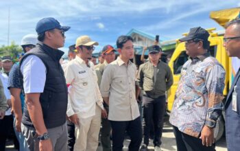 Wapres Gibran Rakabuming melihat jembatan yang putus di Desa Gosong Telaga Barat, Kabupaten Aceh Singkil, Provinsi Aceh, pada Kamis (4/12/2025). (Foto: Dok. BNPB)