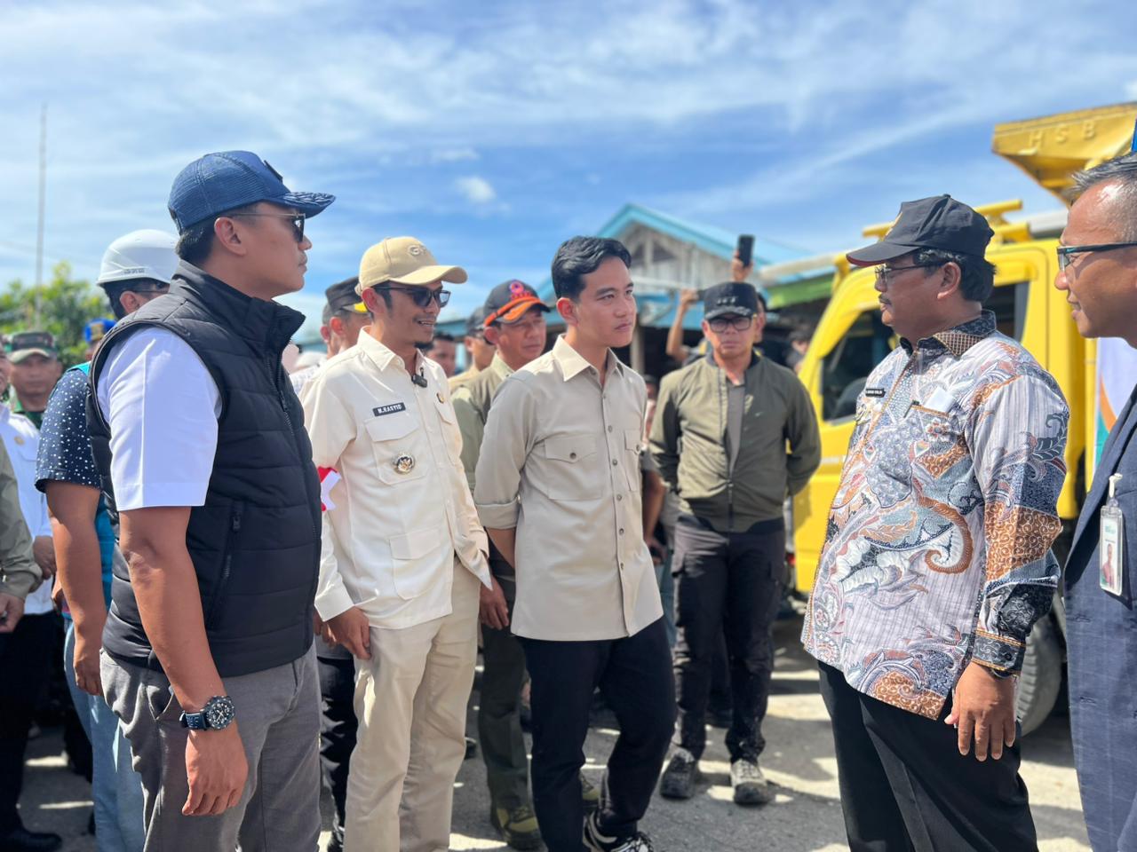 Wapres Gibran Rakabuming melihat jembatan yang putus di Desa Gosong Telaga Barat, Kabupaten Aceh Singkil, Provinsi Aceh, pada Kamis (4/12/2025). (Foto: Dok. BNPB)